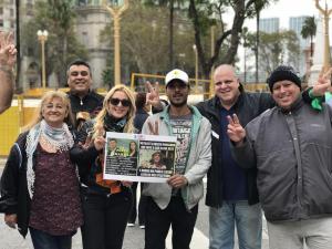 Puella con compañeros en Plaza de Mayo “Día Del Trabajador