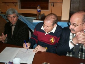 Firmando el acta con compañeros de Pinamar        